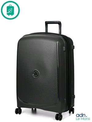 une valise noire à roulettes sur fond blanc