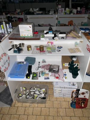 une étagère blanche sur laquelle sont posés de nombreux objets, dans une pièce