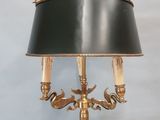 une lampe munie d'un abat-jour noir