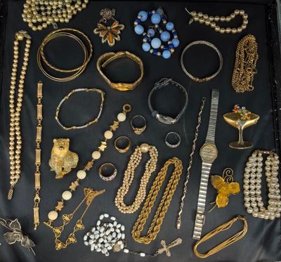 De nombreux types de bijoux sont exposés dans cette vitrine