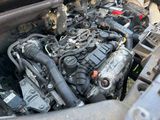 un moteur de voiture qui se trouve dans le coffre d'un camion