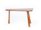 une table en bois à deux pieds, avec un plateau triangulaire