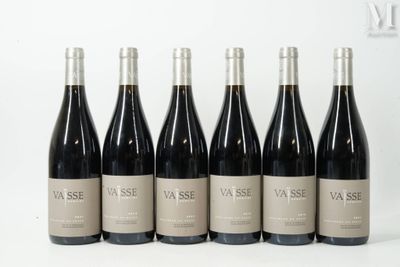 six bouteilles de vin rouge sont alignées