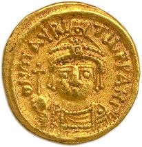 une pièce d'or surmontée d'une couronne