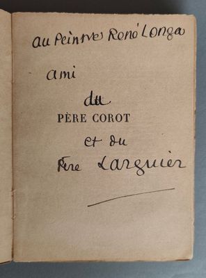 un livre ouvert avec une écriture dessus, posé sur une table