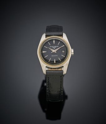 une montre-bracelet plaquée or, avec cadran noir et bracelet en cuir noir