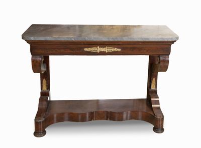 une table en bois avec un plateau en marbre sur fond blanc