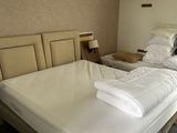 un lit recouvert d'un drap blanc dans une chambre