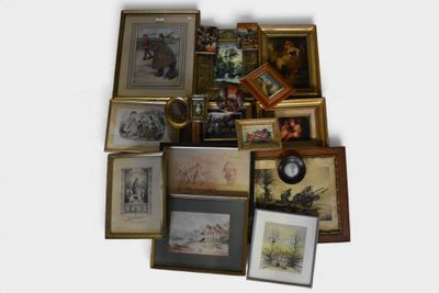 beaucoup de photos encadrées et une horloge accrochée au mur