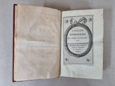 un livre ouvert sur lequel figure l'image d'une couronne