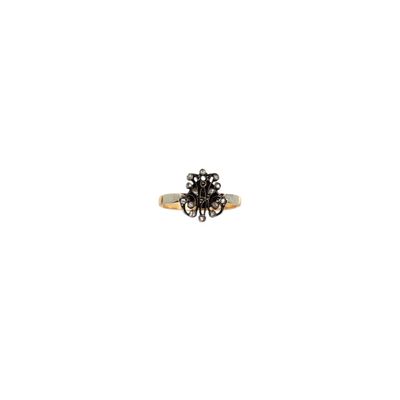 un gros plan d'une bague surmontée d'une fleur