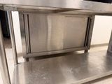 une table en acier inoxydable munie d'une porte sur le dessus