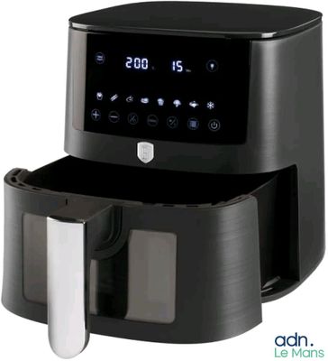 La friteuse à air chaud est équipée d'une horloge numérique sur le côté.