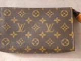 un portefeuille Louis Vuitton muni d'une fermeture éclair