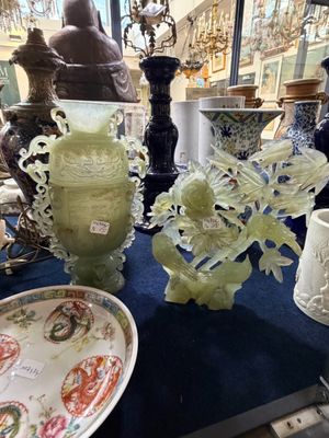 de nombreux vases et assiettes posés sur une table dans une pièce