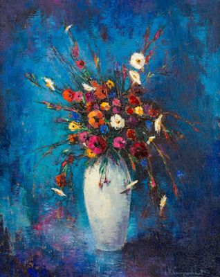 une peinture à l'huile représentant un vase de fleurs sur fond bleu