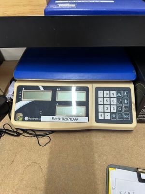 une balance sur laquelle est posé une calculatrice