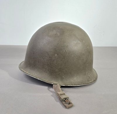 un casque posé sur une table