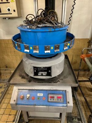 une machine posée sur une table