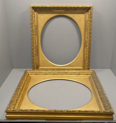 un cadre photo ancien doré avec un miroir au centre