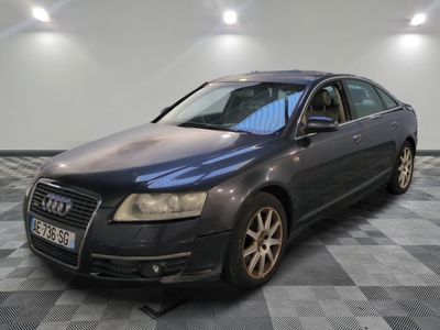 une photo d'une voiture bleue garée dans un garage