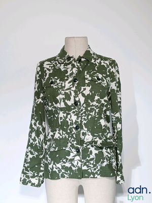 une photo d'une chemise verte et blanche sur un mannequin