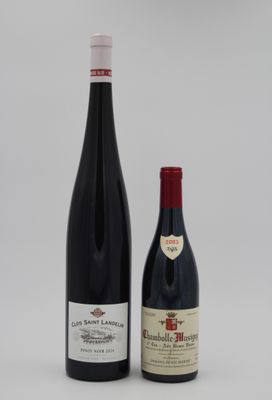 deux bouteilles de vin posées l'une à côté de l'autre sur une table
