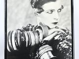 une photo en noir et blanc d'une femme tenant un appareil photo