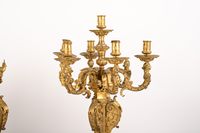 Importante garniture de cheminée en bronze ciselé et doré. (photo 5)