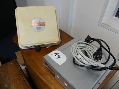 une boîte sur laquelle sont posés tout un tas de fils