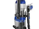 l'aspirateur est bleu et argenté, avec une poignée noire