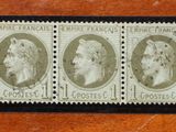 un vieux timbre sur lequel figurent quatre visages