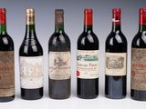 six bouteilles de vin sont alignées sur une table