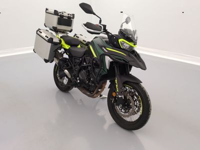 une photo d'une moto garée dans une pièce blanche