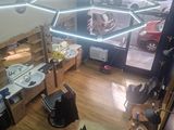vue en plan d'un salon équipé d'un téléviseur et d'un bureau