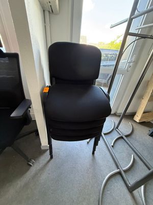 4 Chaises visiteur tissu noir Mise à prix : 40€ Suite LJ SAS…