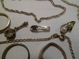 de nombreux types de bijoux sur la table
