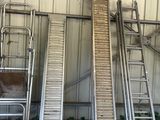 de nombreuses échelles appuyées contre le mur