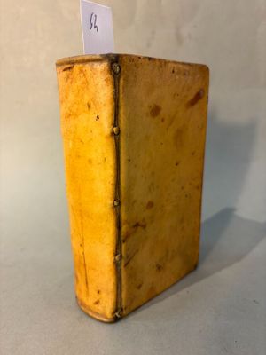 un petit bagage posé sur une table