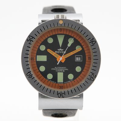 une montre posée sur une surface blanche