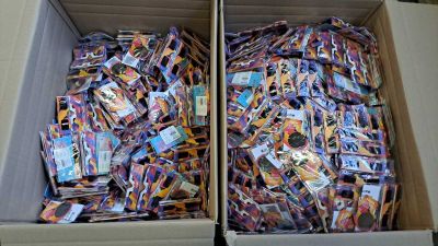 deux boîtes remplies d'une multitude de cartes de toutes sortes, empilées les unes sur les autres
