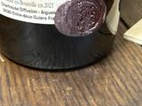 une bouteille de vin posée sur une table
