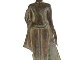 une image représentant une statue de Bouddha en bronze posée sur un socle