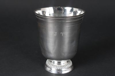 Timbale tulipe en argent. Elle repose sur une base à godrons… - Photo 1
