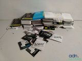 une pile de cassettes posées les unes à côté des autres sur le sol