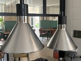 deux lampes posées sur une table dans une pièce