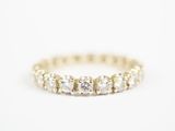 une bague « éternité » en diamants, en or jaune