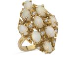 une bague avec un oplite blanc et un groupe de diamants