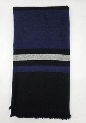 une écharpe à rayures bleues et noires avec des franges, sur fond blanc