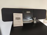 une photo d'une chaîne hi-fi posée sur une table